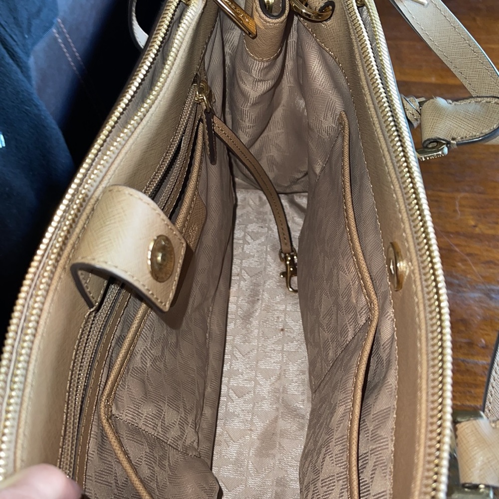Gorgeous Michael Kors Sutton LG satchel purse perfect - Picture 7 of 11